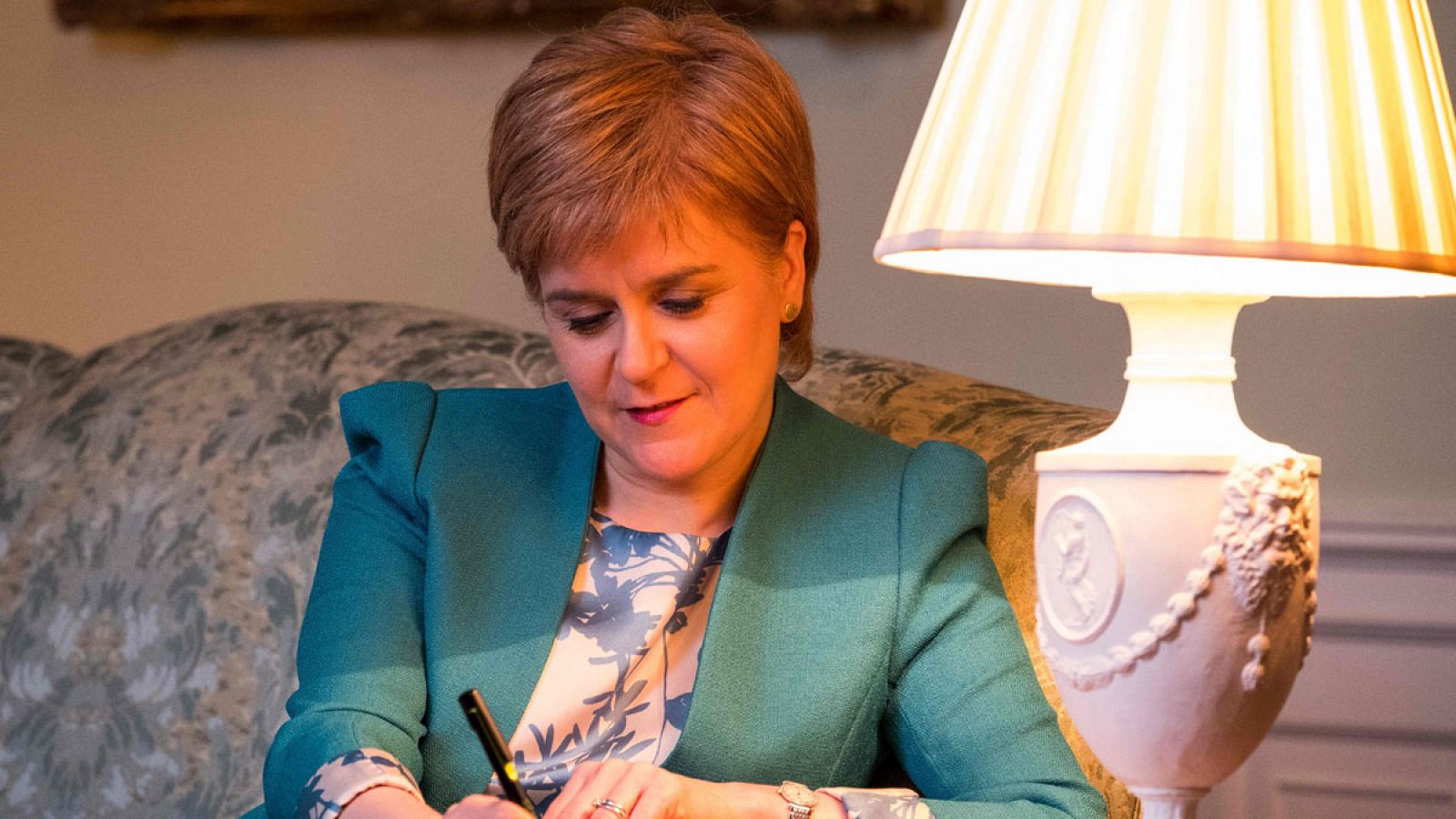 Nicola Sturgeon trabajando en el borrador final de la carta con la que pedirá al Gobierno británico de forma oficial un nuevo referéndum de independencia en Escocia.