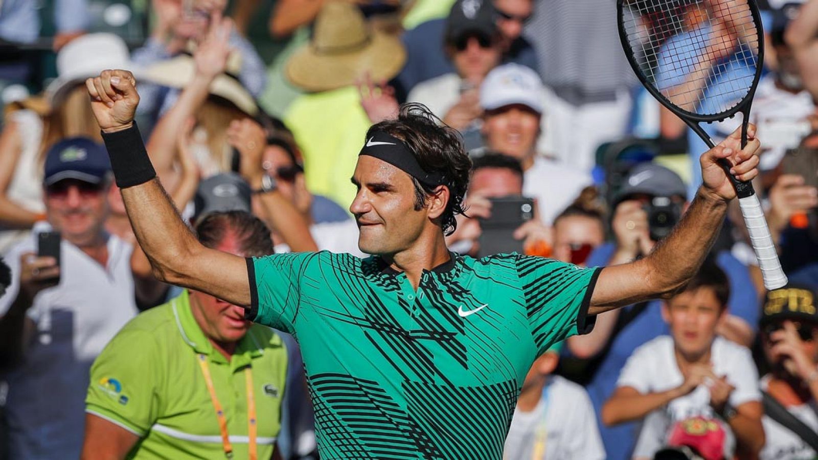 Roger Federer celebra su pase a semifinales tras ganar a Tomas Berdych