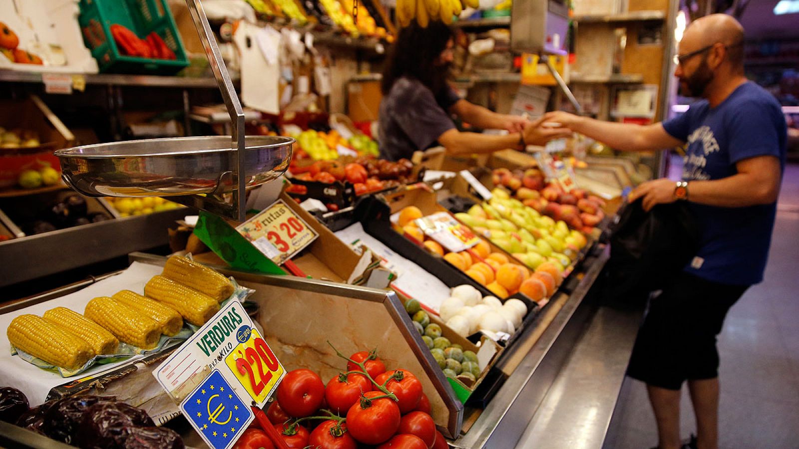 Puesto de fruta del mercado de Antón Martín, en Madrid