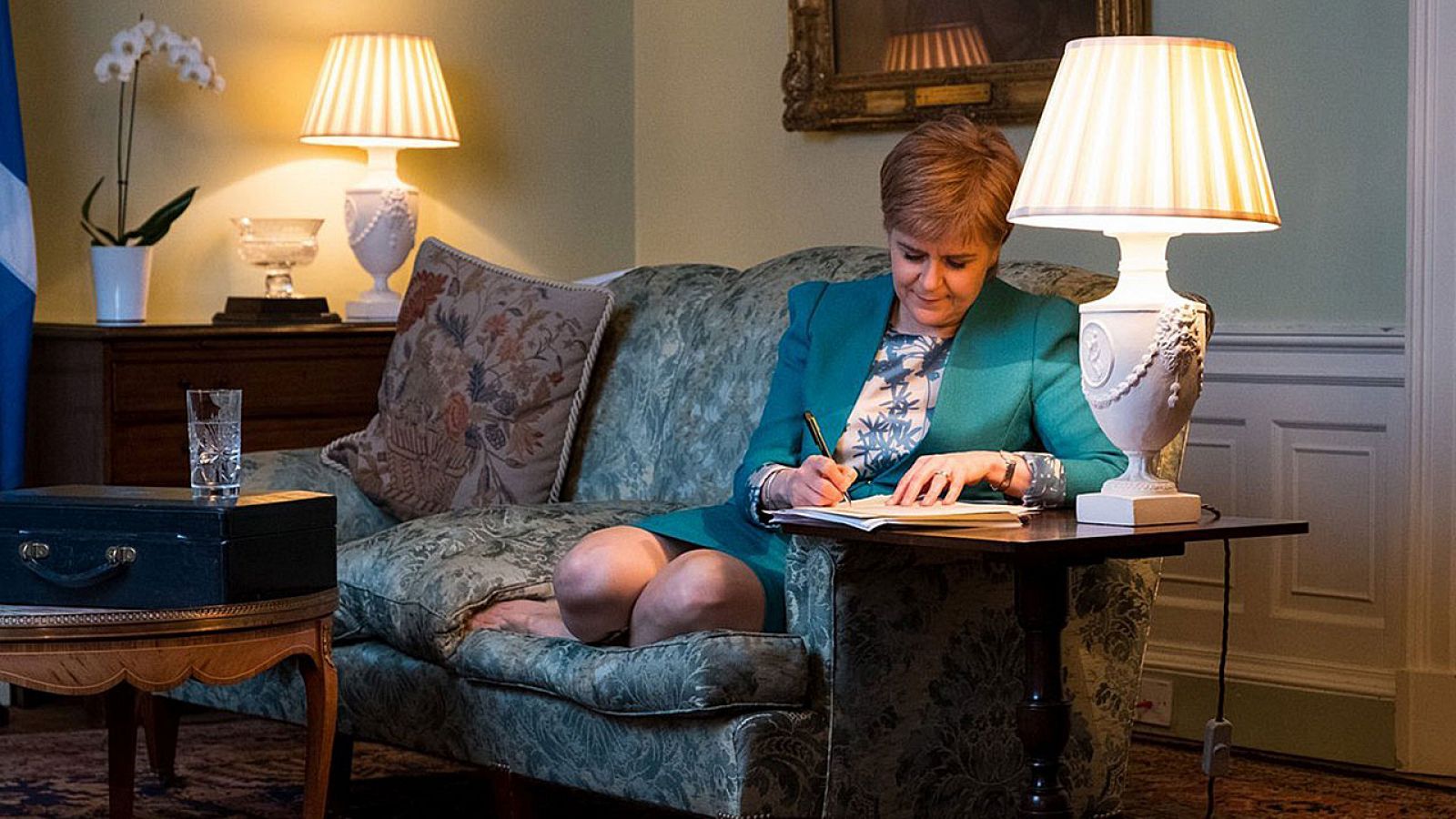 La ministra principal de Escocia, Nicola Sturgeon, trabaja en la redacción de la carta a Theresa May, en Bute House, Edimburgo, Escocia.