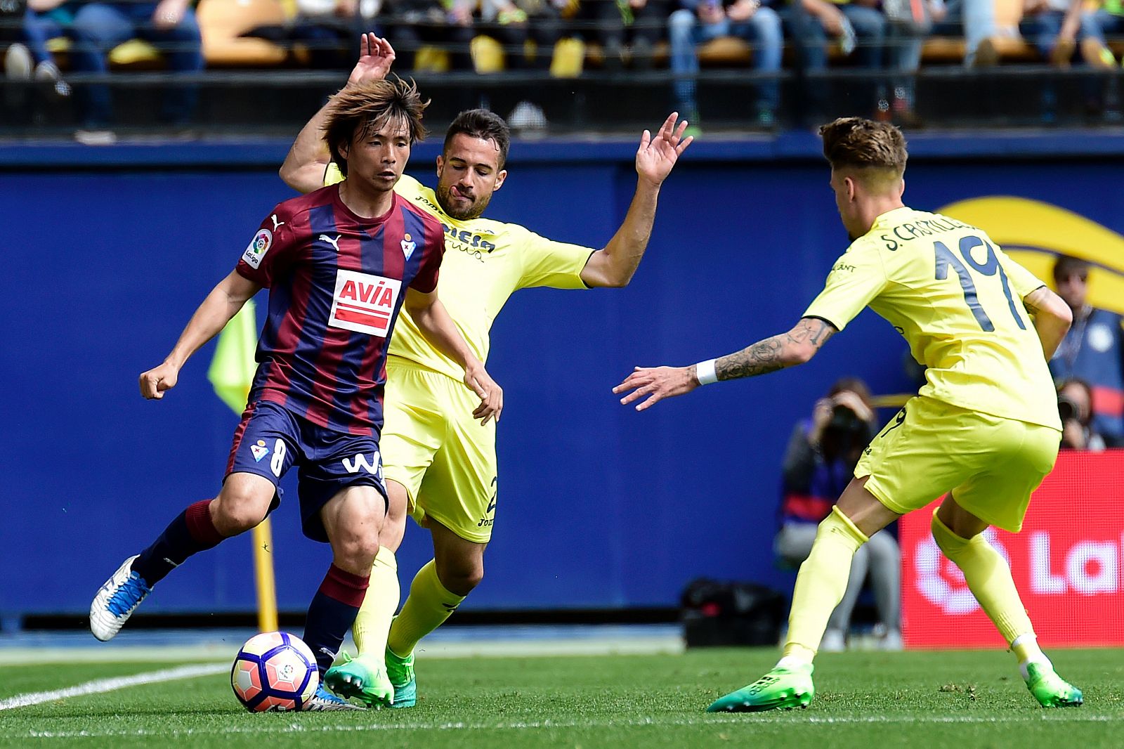 El defensa del Eibar Takashi Inui lucha con el jugador del Villarreal Mario
