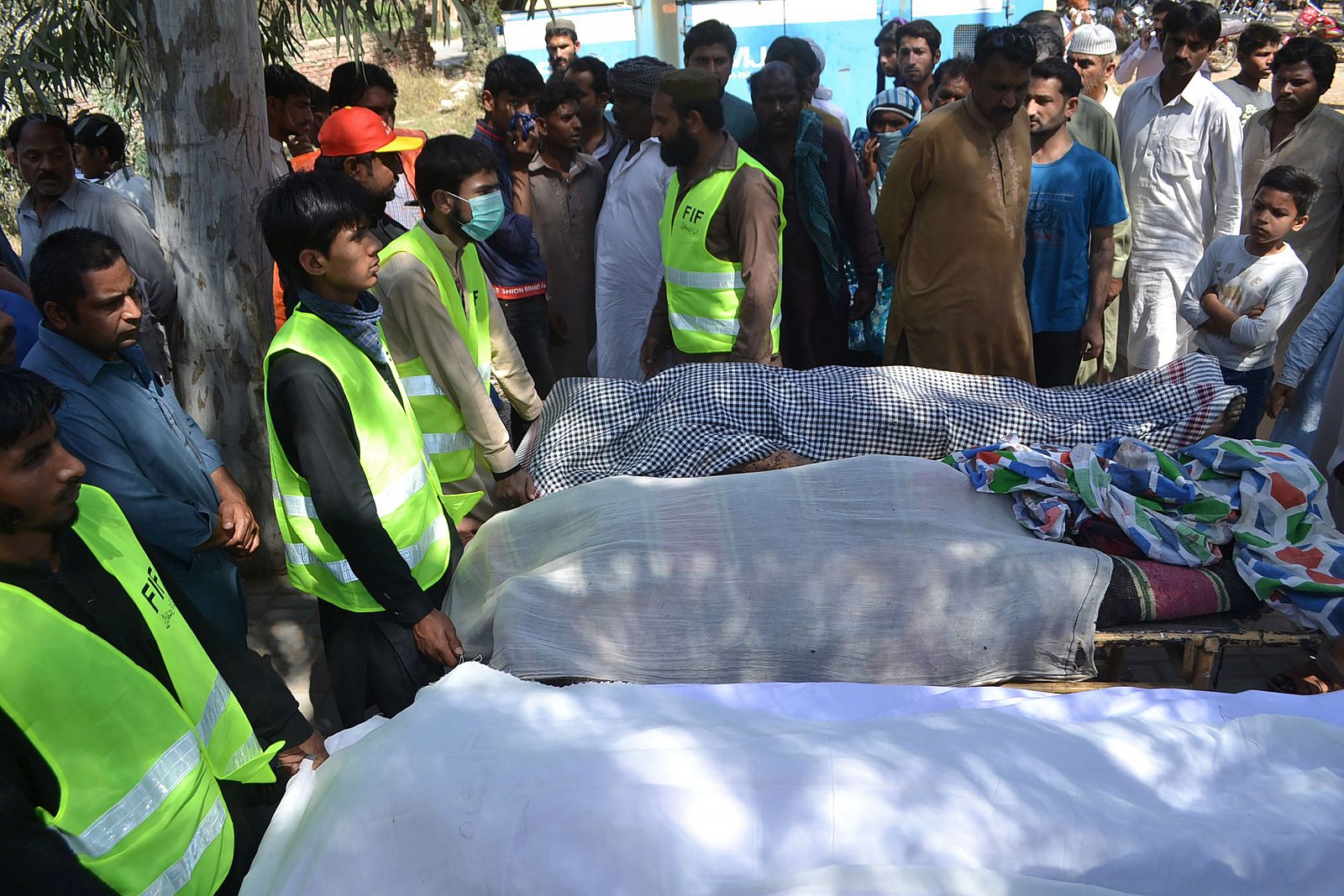 Un perturbado asesina al menos a 20 personas en un templo de Pakistán