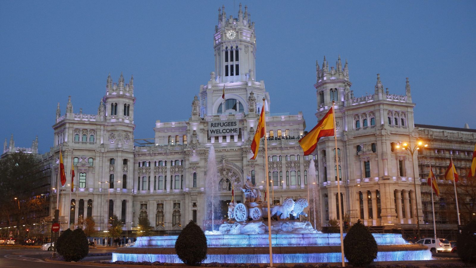 La Real Casa de Correos, sede del Ayuntamiento de Madrid, y la fuente de Cibeles.