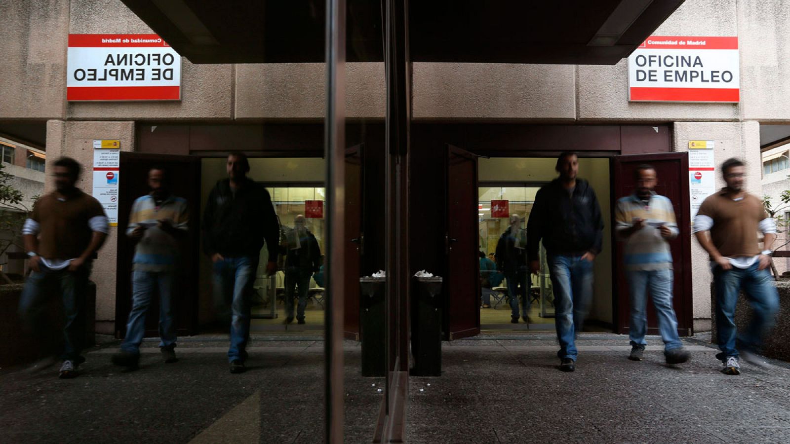 Varias personas salen de una oficina de empleo en Madrid en una imagen de archivo