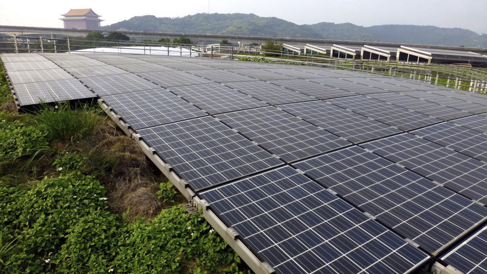 Imagen de archivo de una instación de paneles solares.