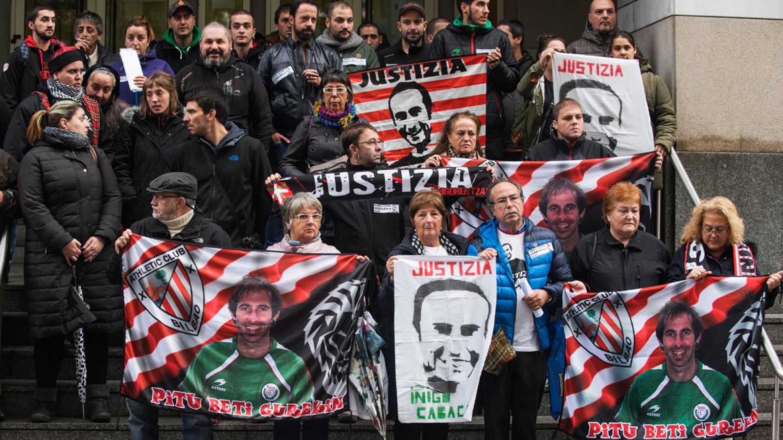 Familiares y amigos de Íñigo Cabacas, el joven que murió en Bilbao tras recibir un pelotazo de la Ertzaintza durante un partido de fútbol