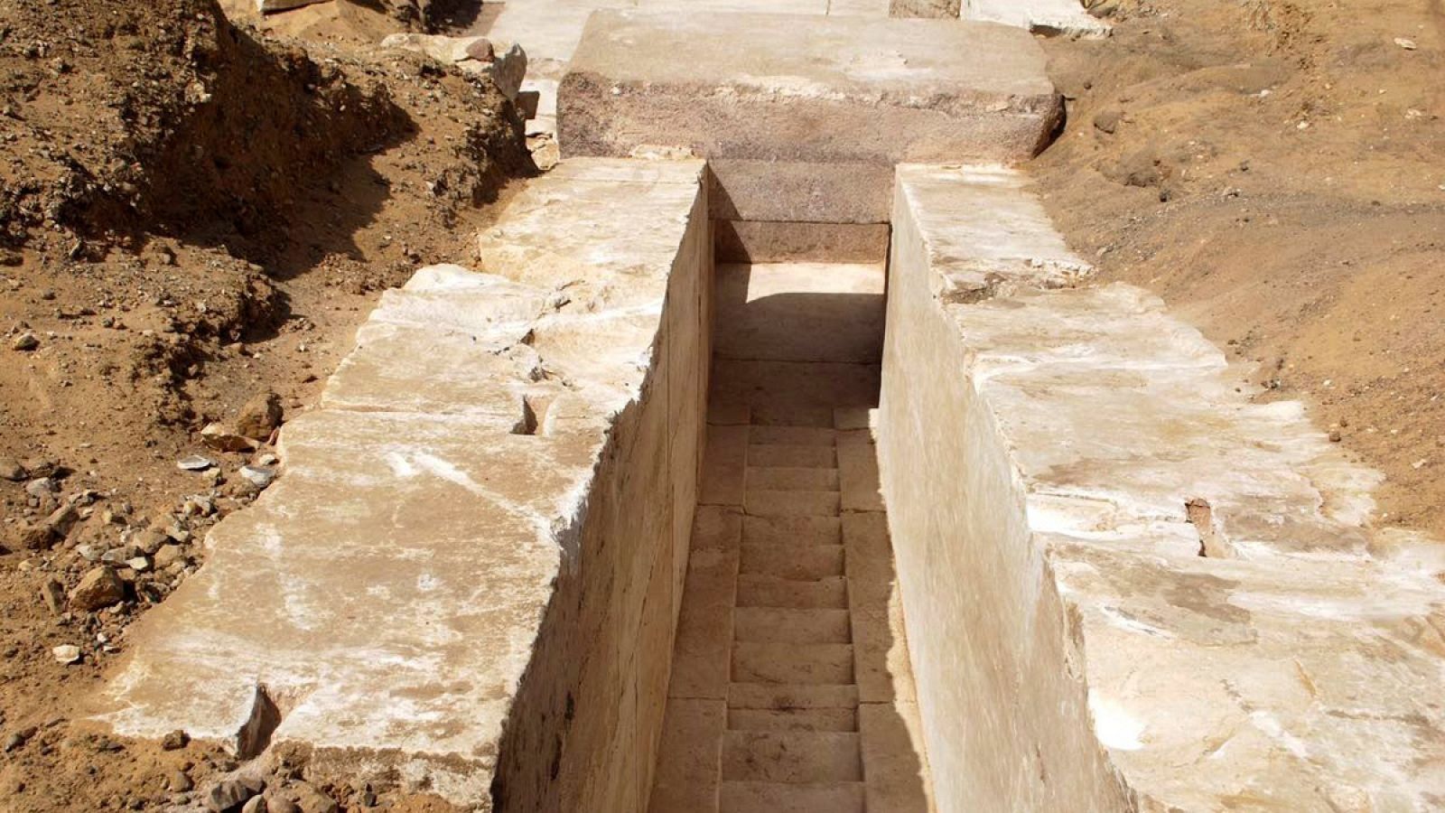 Un corredor que desciende hasta el fondo de la pirámide descubierta en la necrópolis de Dahshur, al sur de El Cairo