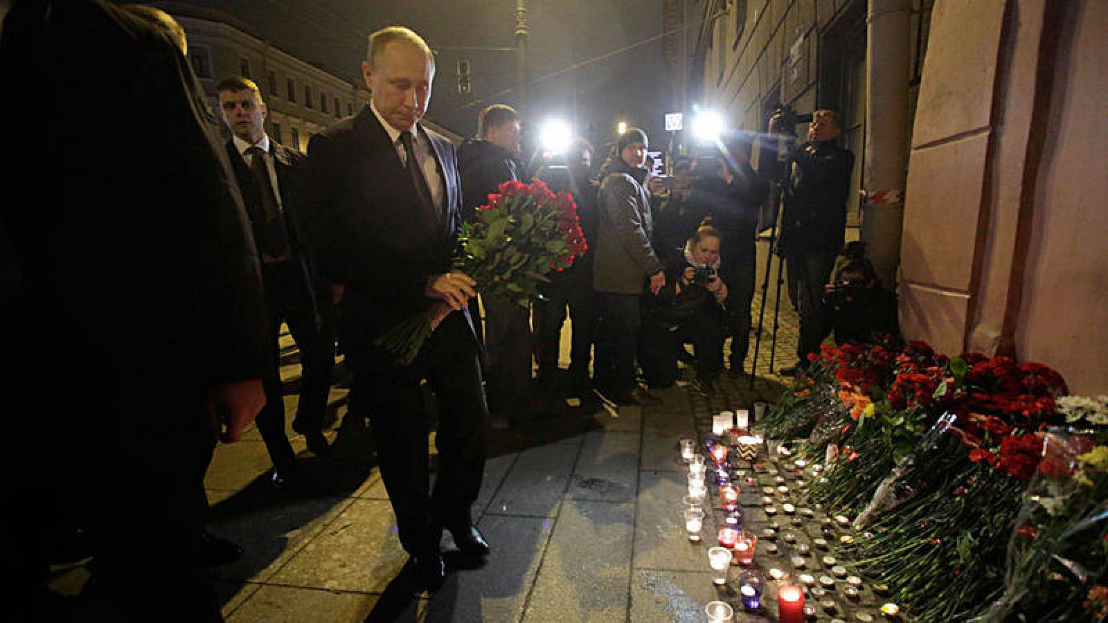 El presidente ruso, Vladímir Putin, deposita flores en la estación atacada en San Petersburgo