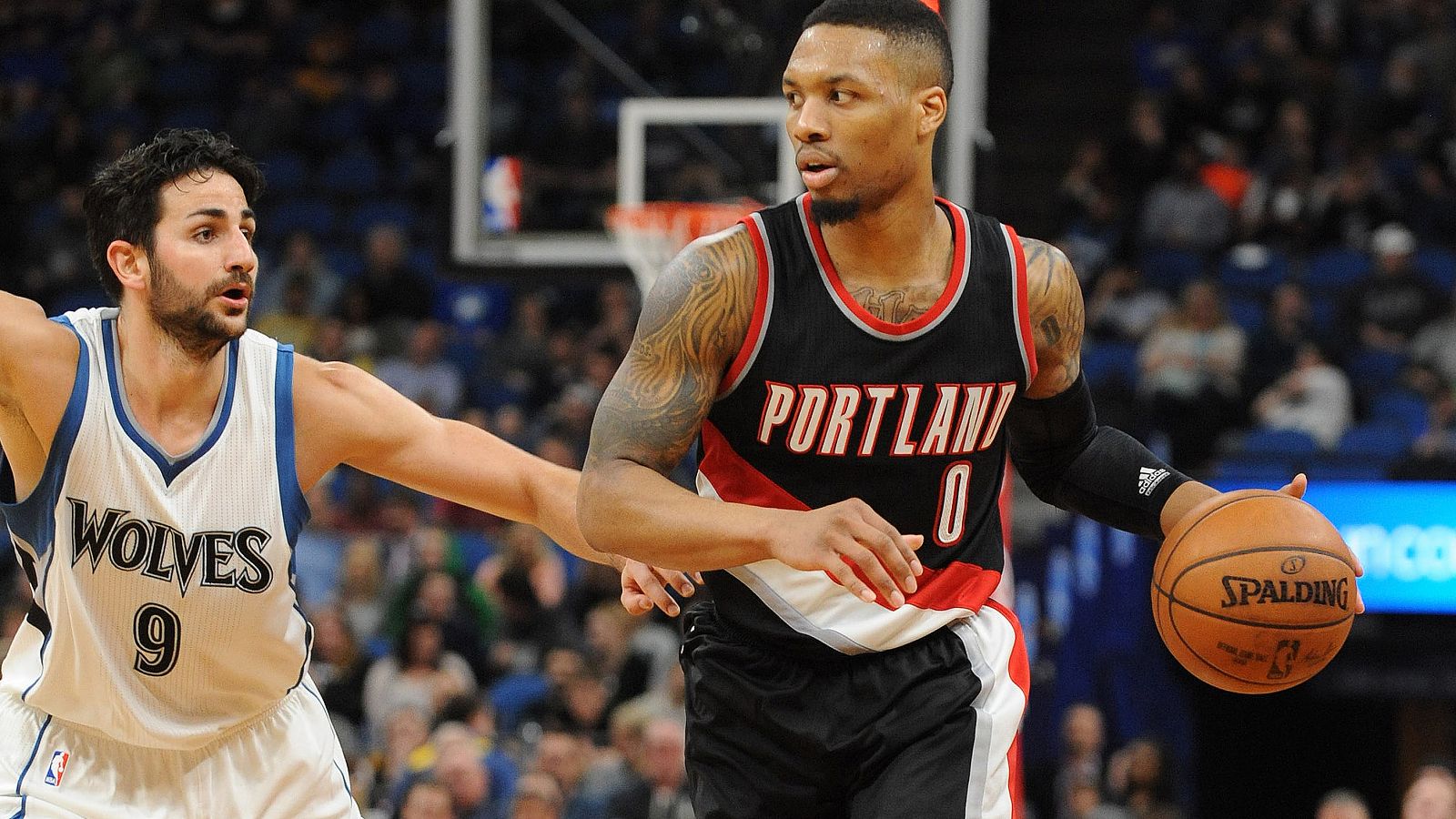 Ricky Rubio defiende a Lillard.