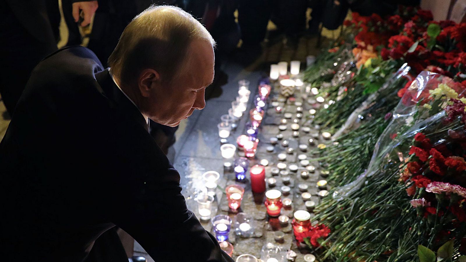 El presidente ruso, Vladimir Putin, rinde homenaje a las víctimas del atentado de San Petersburgo.