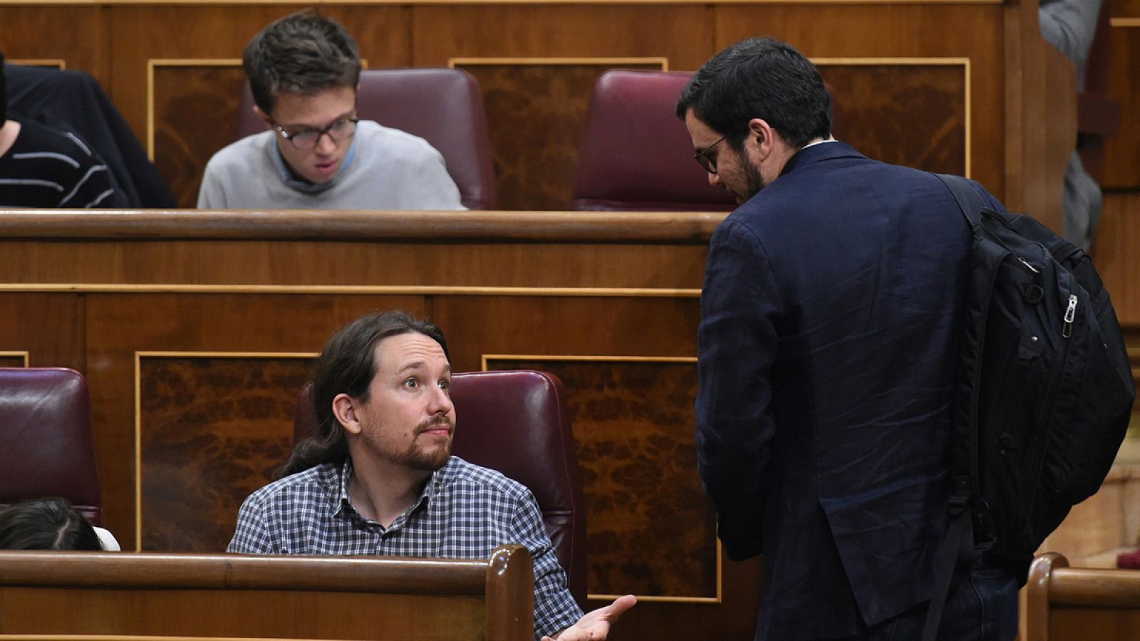 El líder de Podemos, Pablo Iglesias, conversa con el líder de IU, Alberto Garzón, durante el pleno del Congreso.