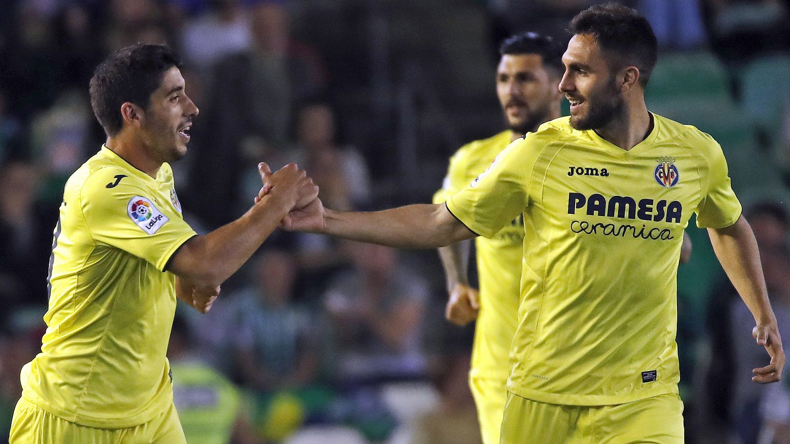 Los jugadores del Villarreal celebran el 0-1 al Betis