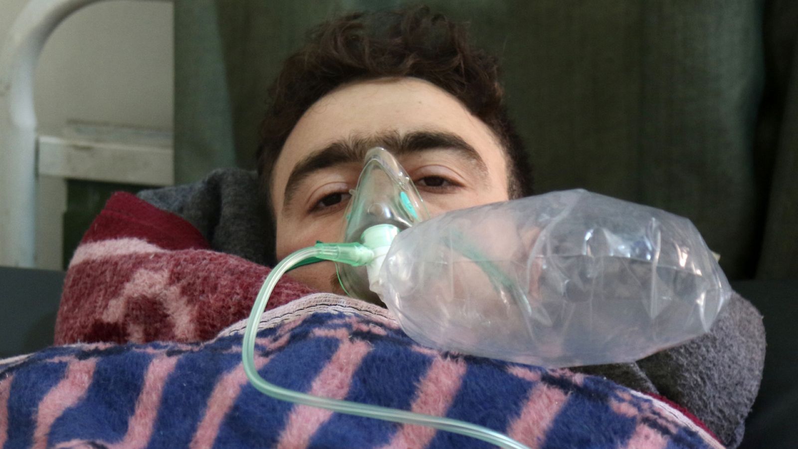Un afectado sirio por el ataque químico del martes en Jan Sheijún recibe tratamiento