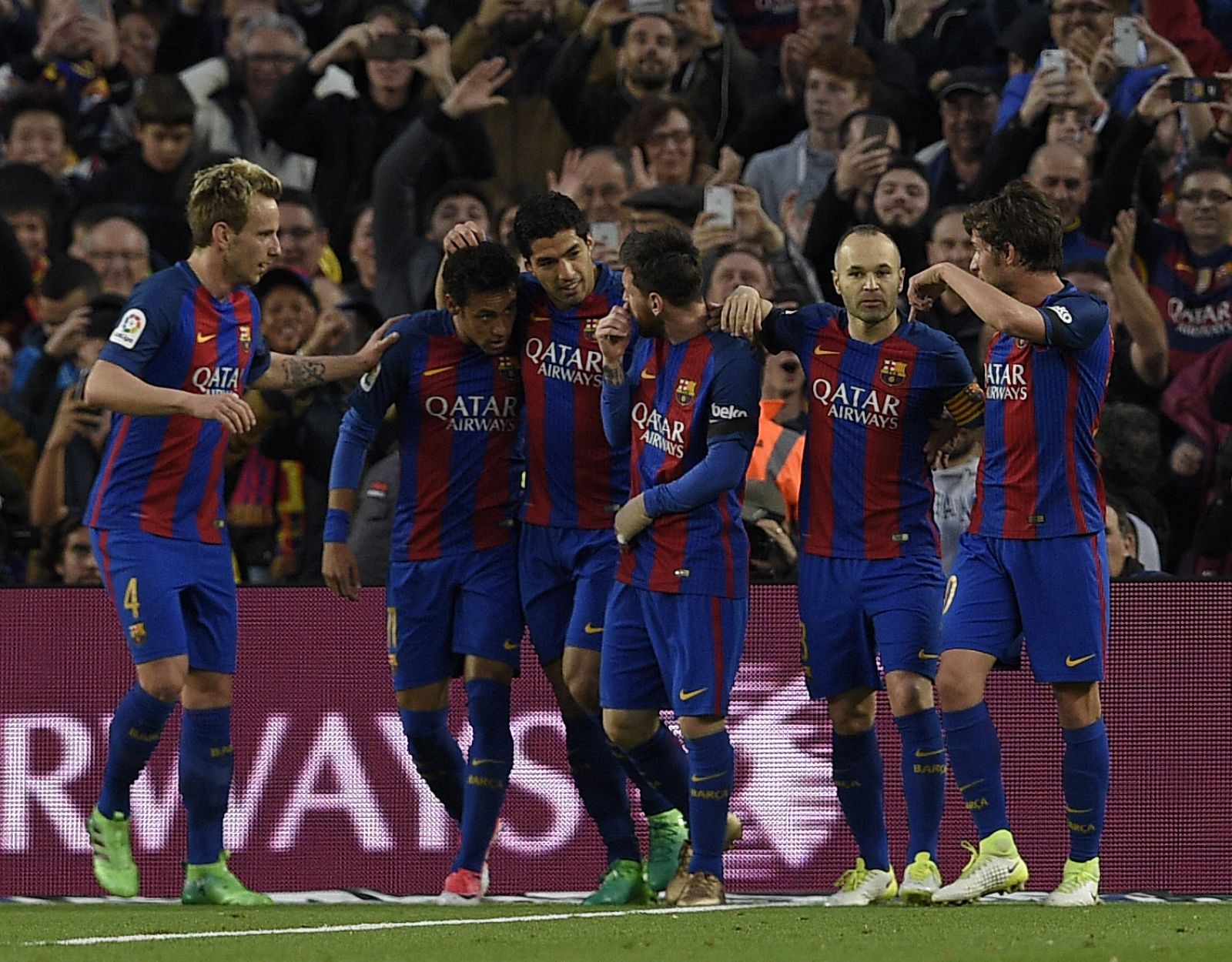 Los jugadors del Barça celebran el primer gol logrado ante el Sevilla, obra de Suárez.