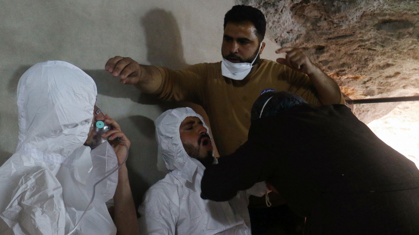 Un rescatador recibe asistencia con oxígeno tras el ataque con gases en Jan Sheijun, Siria