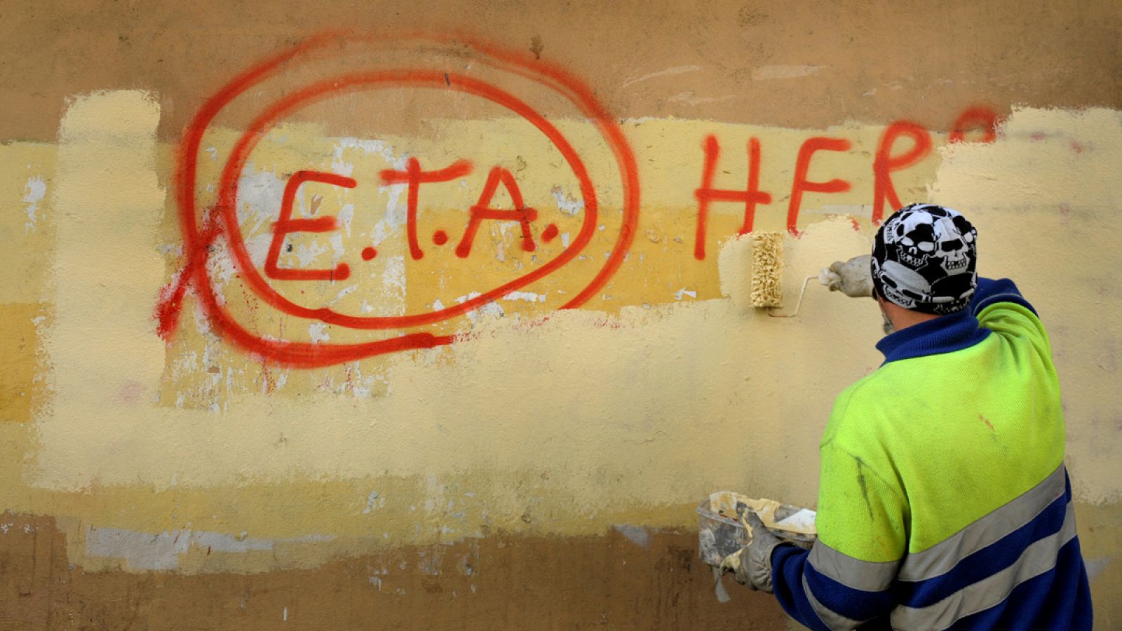Un empleado municipal borra un grafiti de ETA en Gernika, en 2011