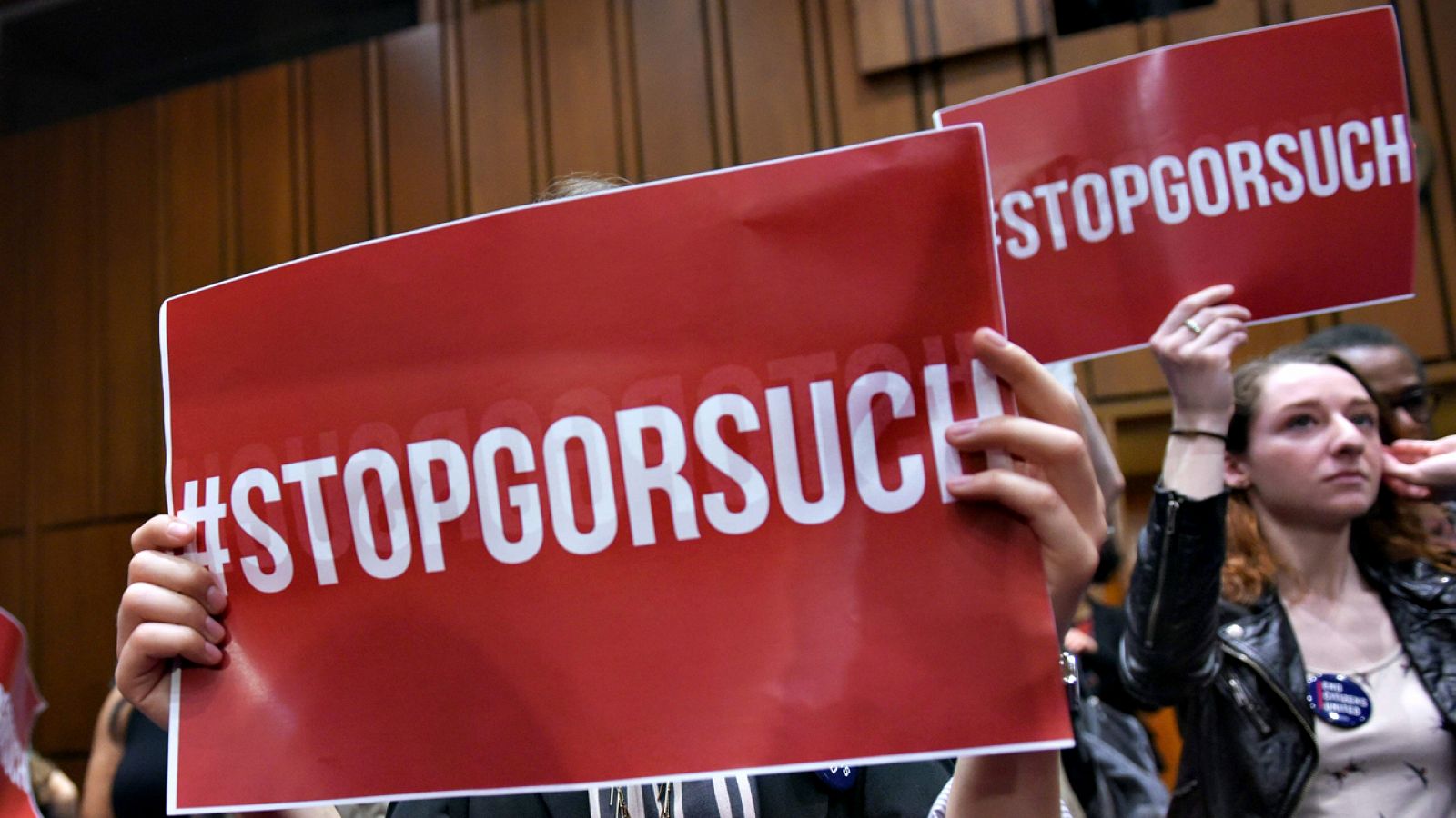 Simpatizantes demócratas muestran pancartas en contra del juez Neil Gorsuch