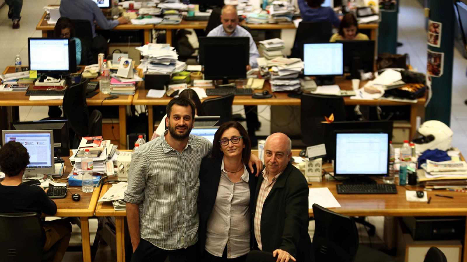 Guillem Sánchez, María Jesús Ibáñez y Jesús G. Albalat de El Periódico de Catalunya posan en la redacción del diario en Barcelona