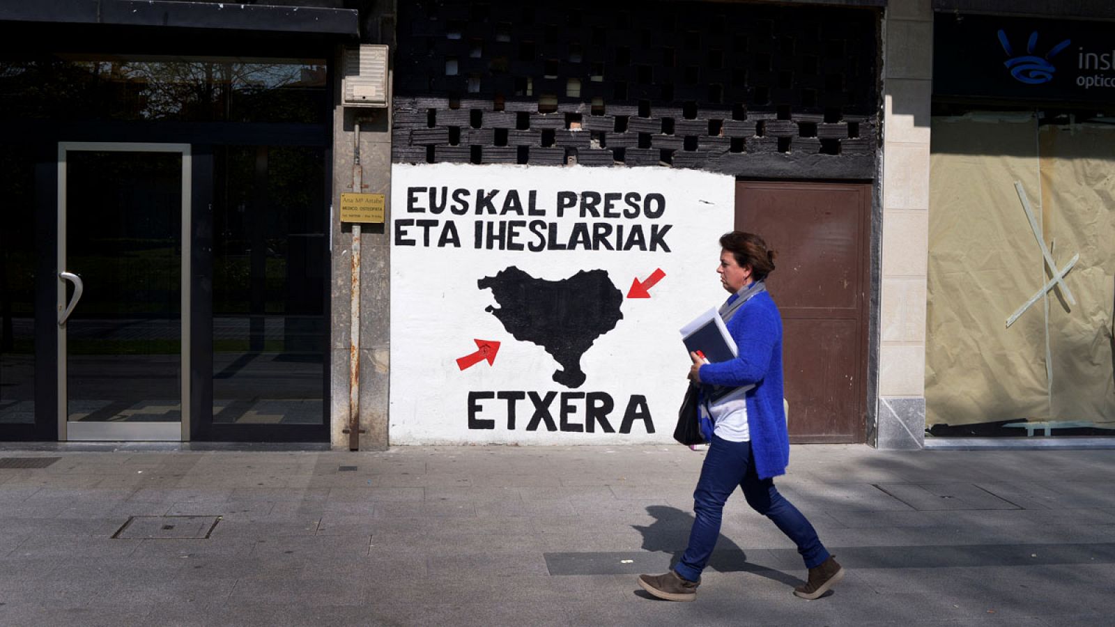 Una mujer pasa por delante de un mural a favor de presos de ETA en la ciudad vasca de Amorebieta el jueves 6 de abril de 2017.