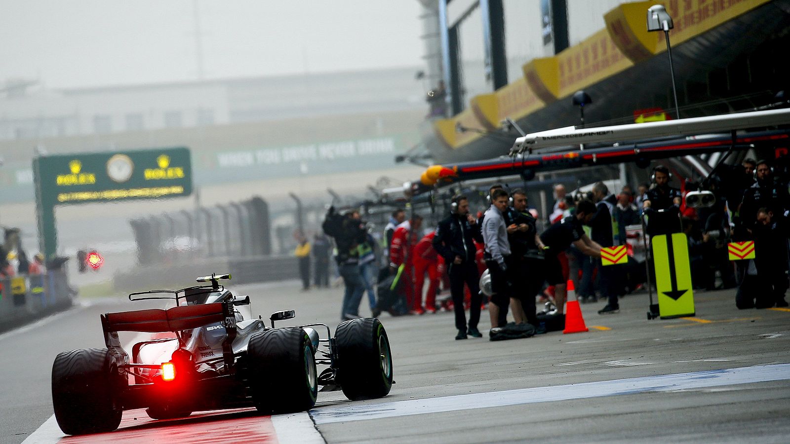 Valtteri Bottas, bajo la niebla del circuito de Shanghai.