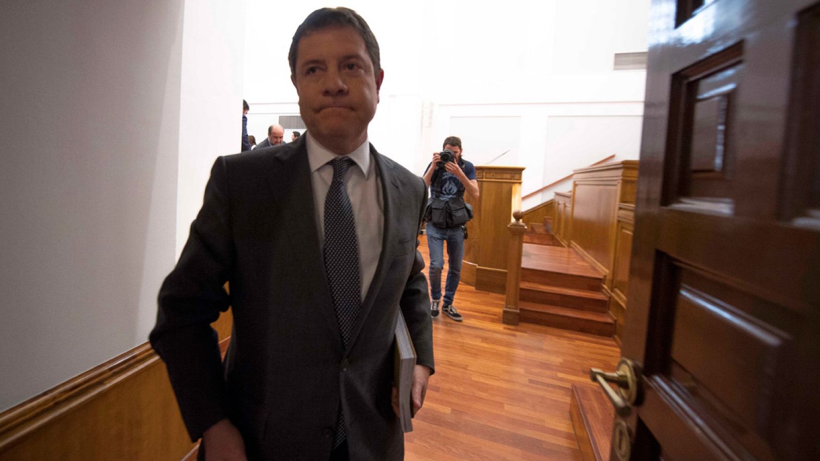 Emiliano García-Page deja el salón de plenos de las Cortes tras ser rechazados los presupuestos para 2017
