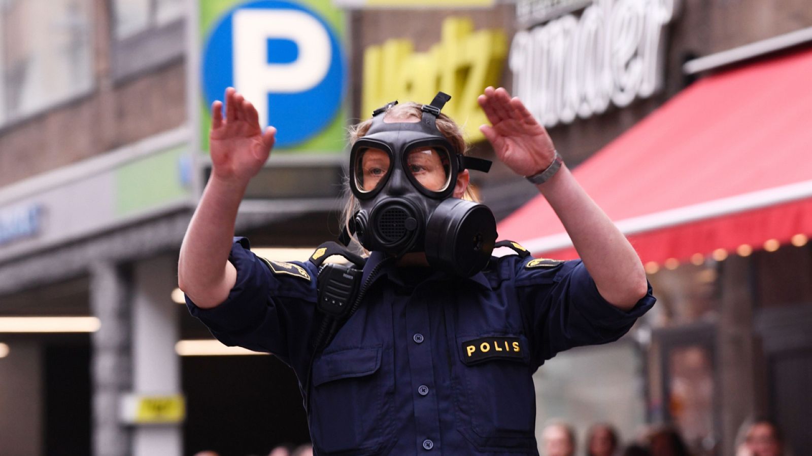Una agente de policía fotografiada en el lugar donde un camión ha arrollado a un grupo de viandantes en Estocolmo