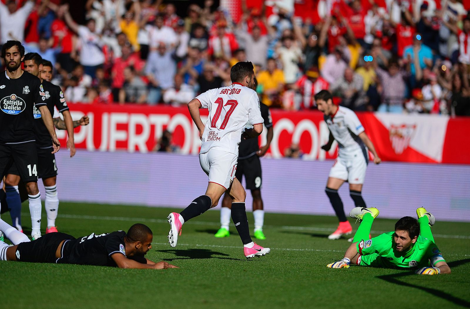 Pablo Sarabia celebra su gol frente al Deportivo en el Pizjuán.