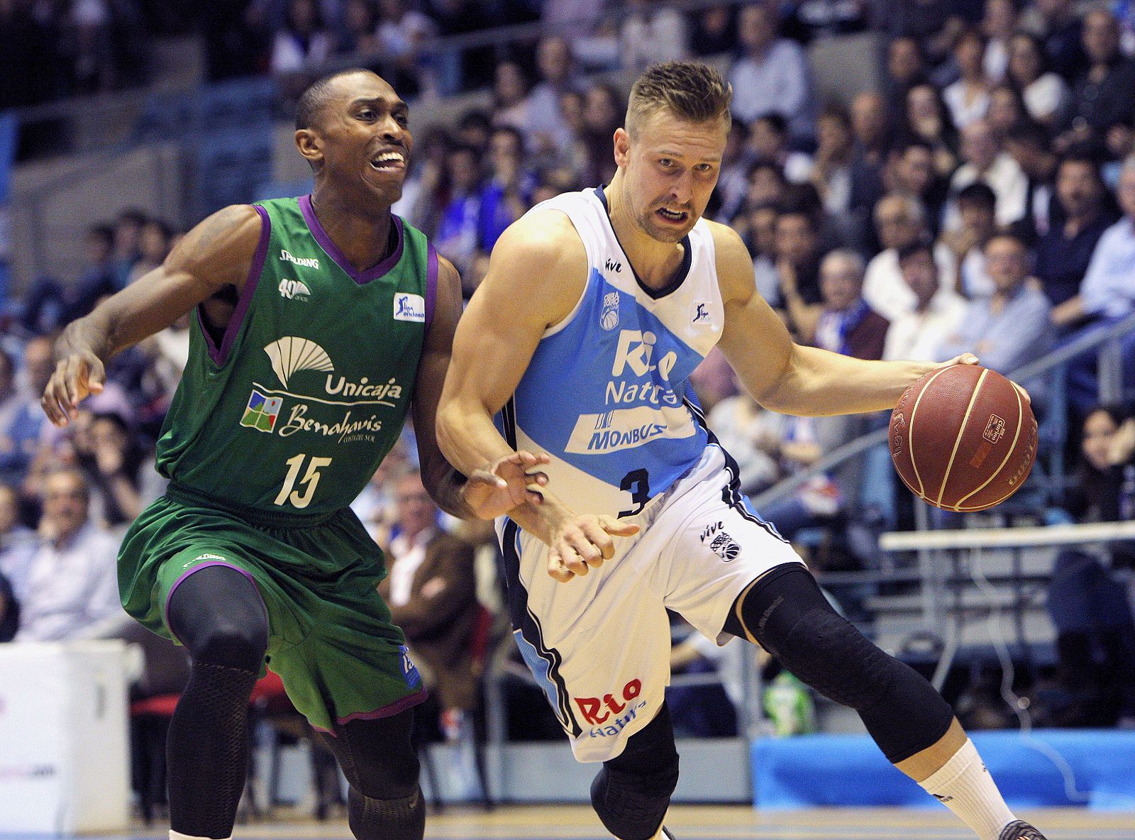 El escolta estadounidense del Unicaja Jamar Smith (i) persigue al alero lituano Deividas Dulkys (d), del Rio Natura Monbus Obradoiro, durante el partido.