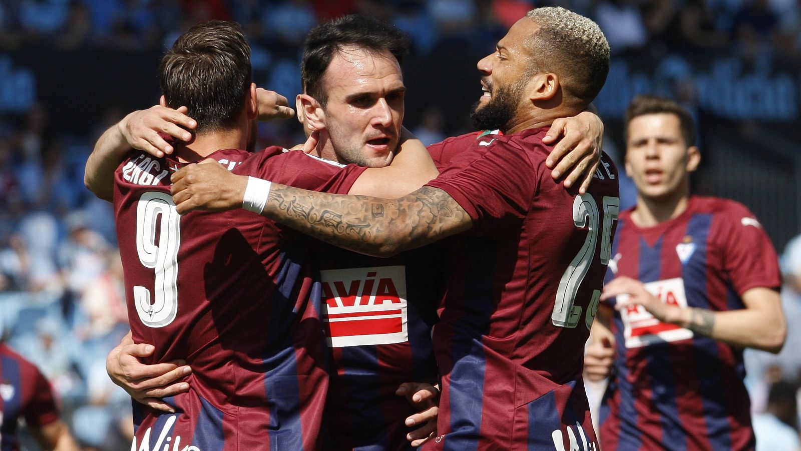 Kike García (c) celebra con sus compañeros su gol marcado ante el Celta.