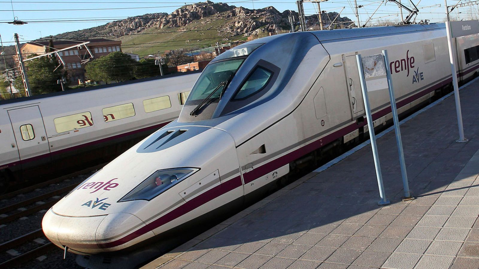 Un tren de Alta Velocidad en la estación de Puertollano (Ciudad Real) en una imagen de archivo