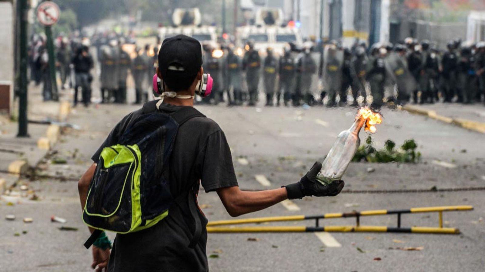Un activista de la oposición del Gobierno de Venezuela durante las protestas en Caracas