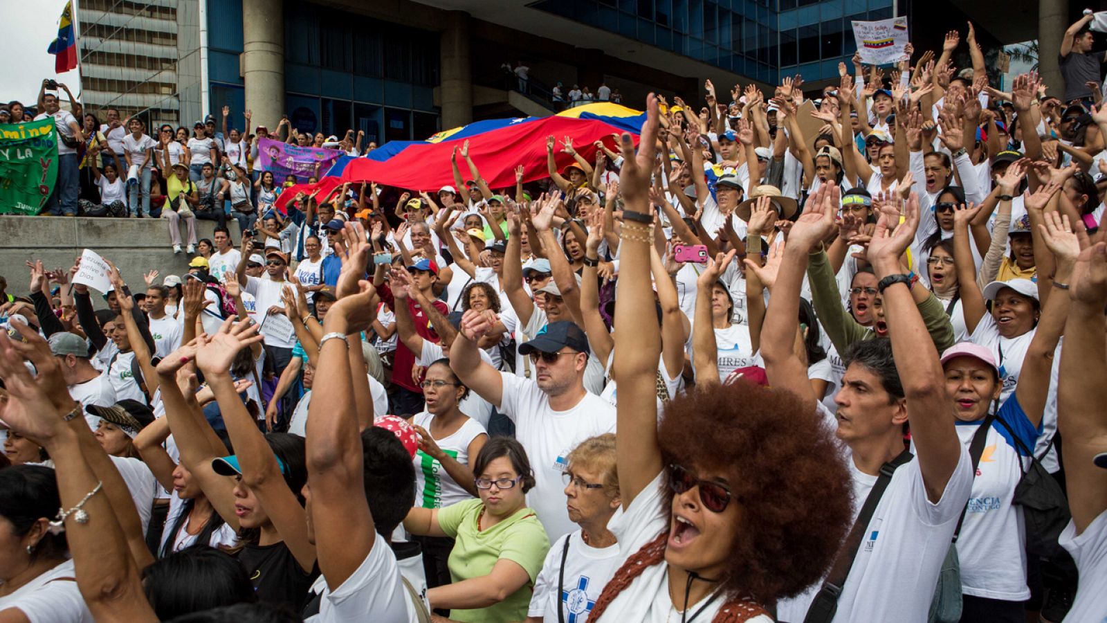 Un grupo de personas se congrega durante una manifestaciónen Caracas (Venezuela).