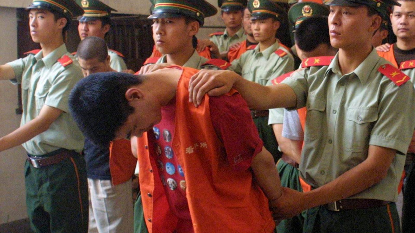 Agentes de policía escoltan a un condenado a muerte en China por contrabando (imagen de archivo)