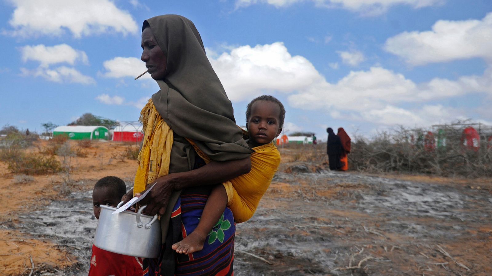 Desplazados somalíes esperan para recibir alimentos en Mogadiscio