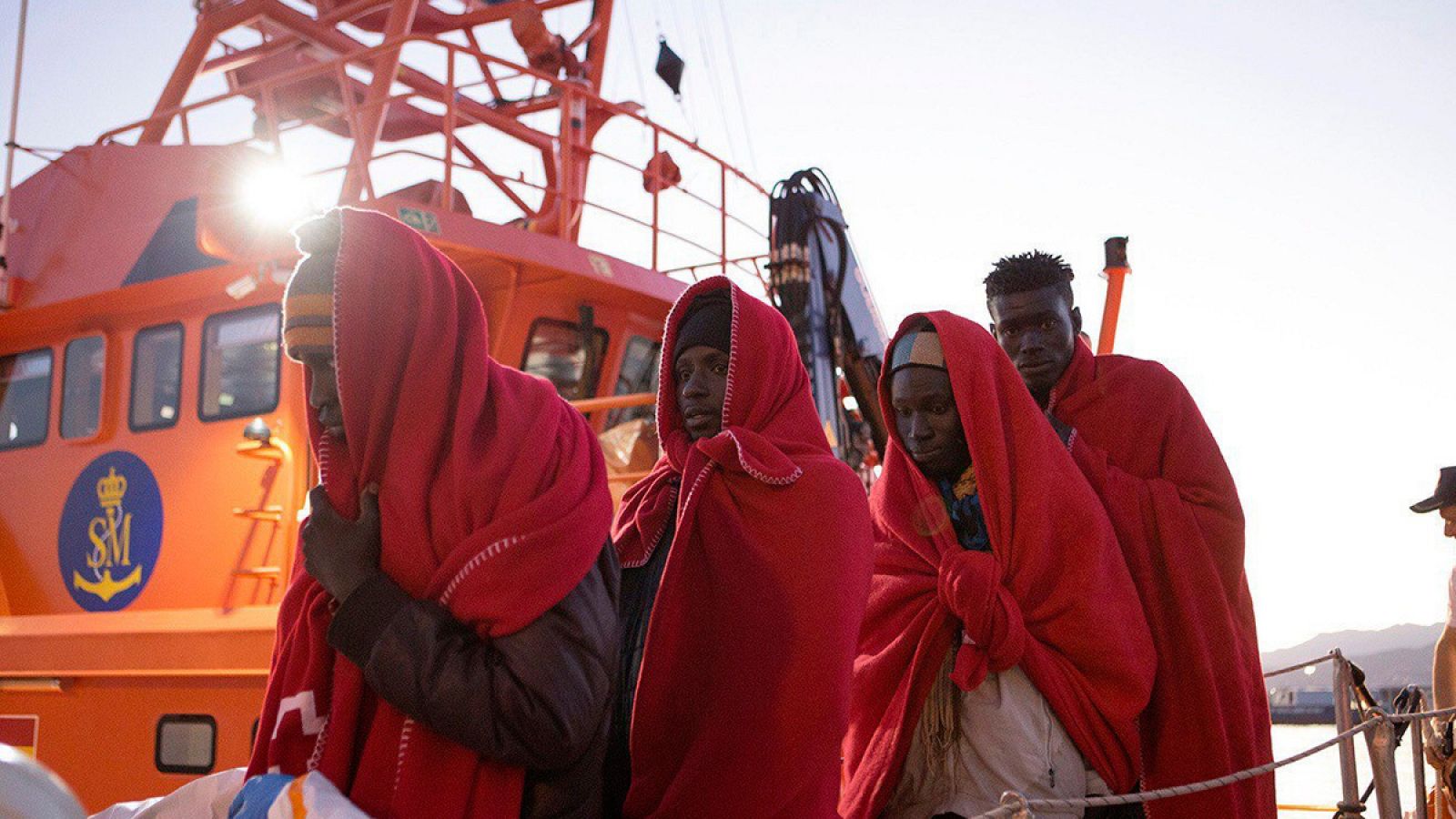 Salvamento Marítimo rescata a un grupo de inmigrantes cerca de la isla de Alborán, el pasado 2 de abril
