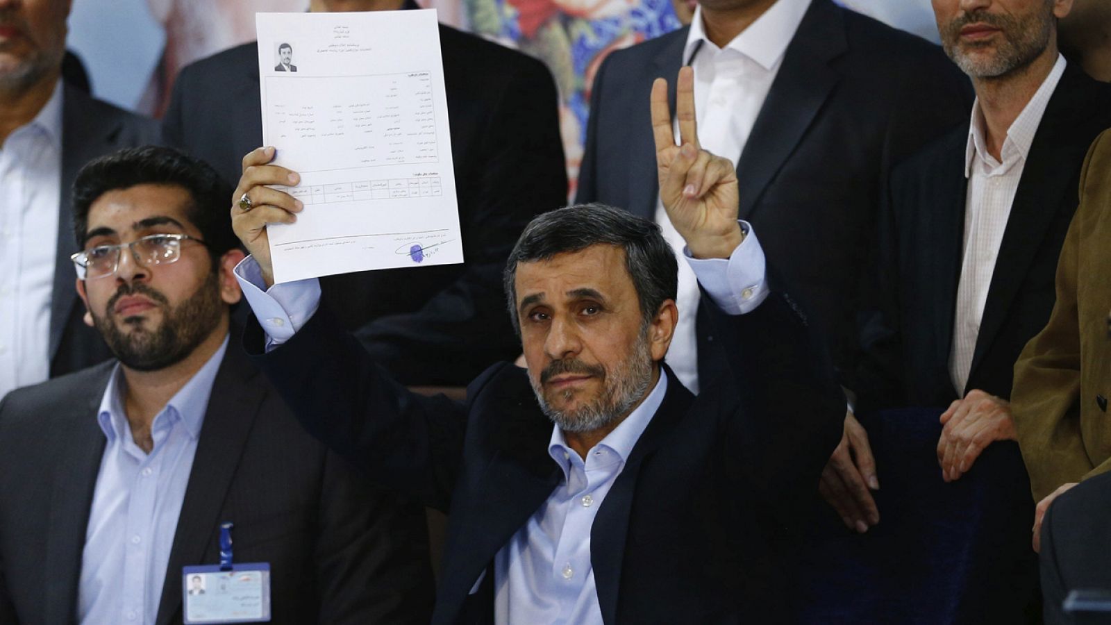 El expresidente iraní Mahmud Ahmadineyah registra su candidatura para las elecciones presidenciales en el Ministerio del Interior en Teherán