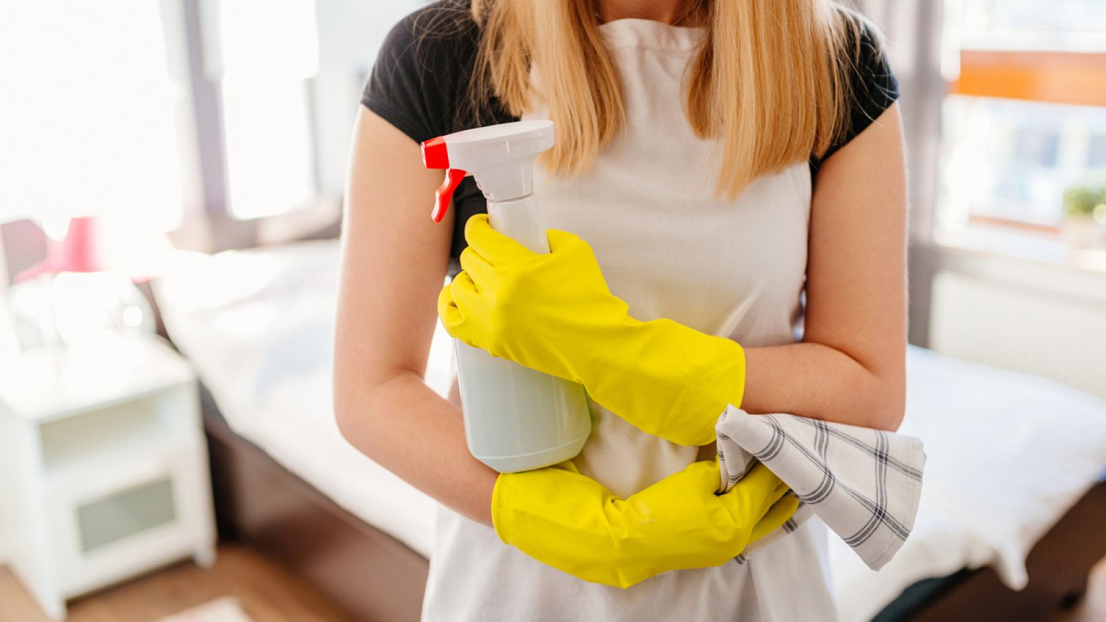 Mujer realizando las tareas del hogar