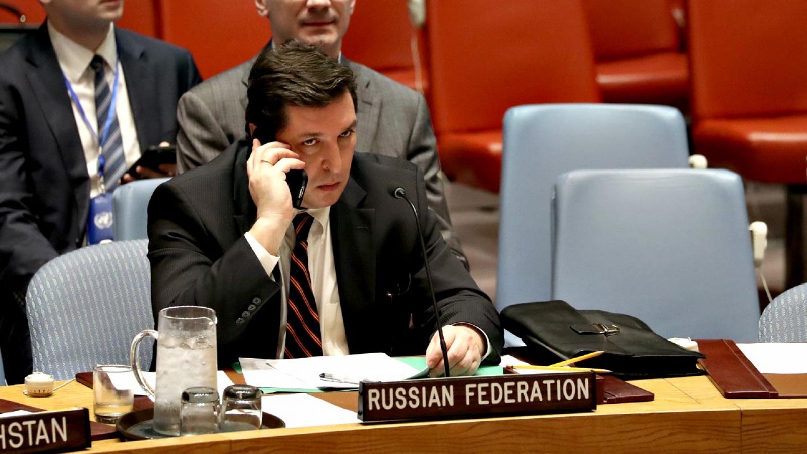 El viceembajador de Rusia en las Naciones Unidas, Vladimir Safronkov, habla por teléfono antes de la votación