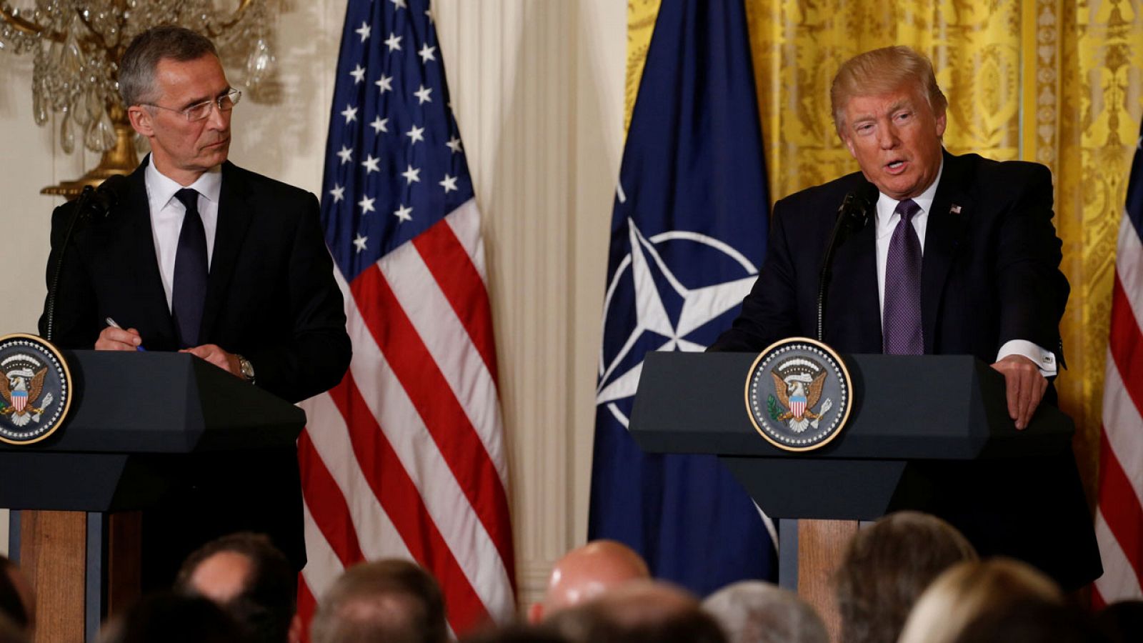 El presidente de EE.UU., Donald Trump (d), y el secretario general de la OTAN, Jens Stoltenberg