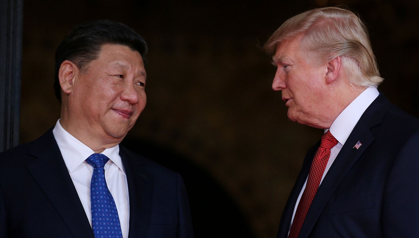 Imagen de Donald Trump recibiendo a su homólogo chino Xi Jinping el pasado 7 de abril.