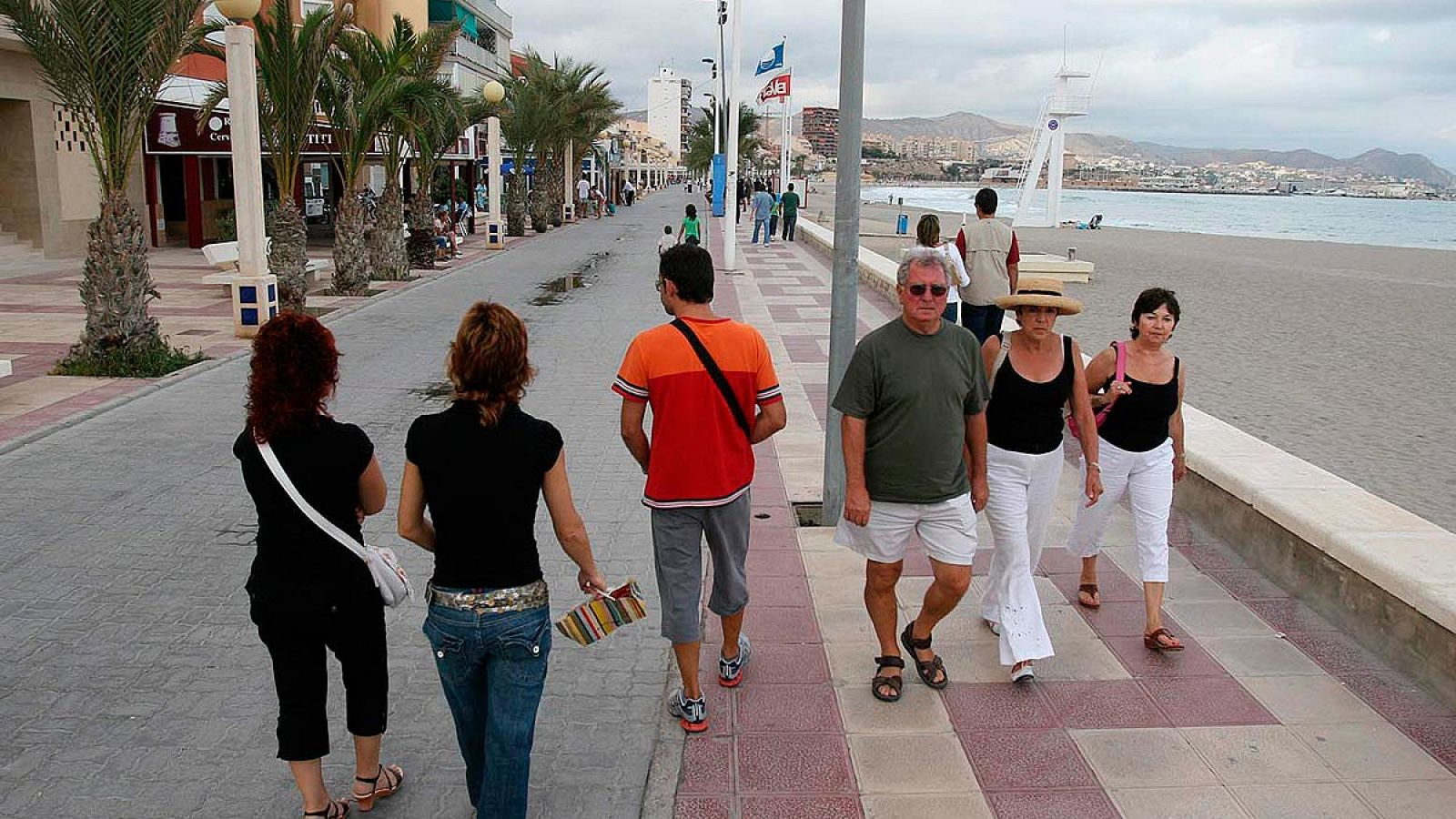 Imagen de archivo de turistas paseando por el paseo marítimo de El Campello