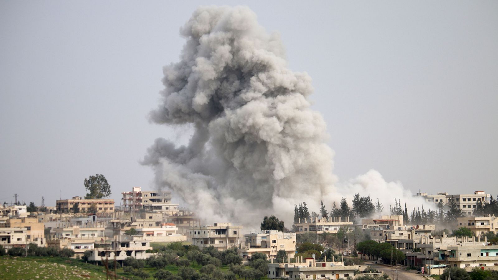 Imagen de archivo de un ataque aéreo a una ciudad siria.