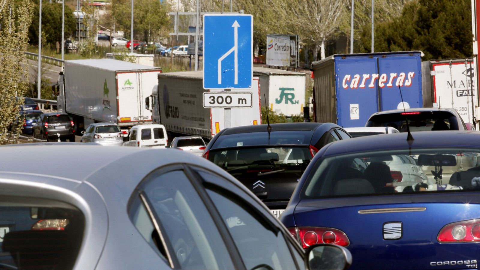 Atasco en la A2 el pasado viernes, cuando arrancó la operación salida de Semana Santa