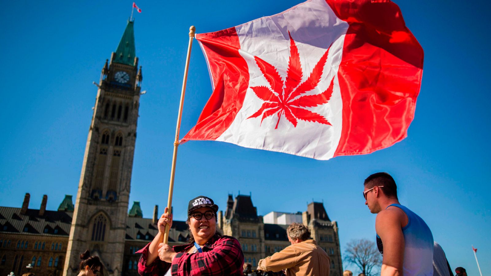 Imagen de archivo de una ciudadana canadiense defendiendo la legalización del cannabis