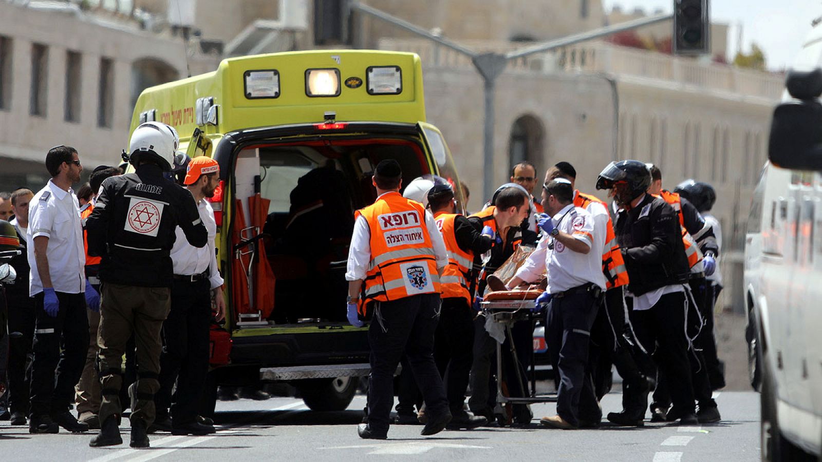 Evacuación de la víctima herida en el tranvía de Jerusalén