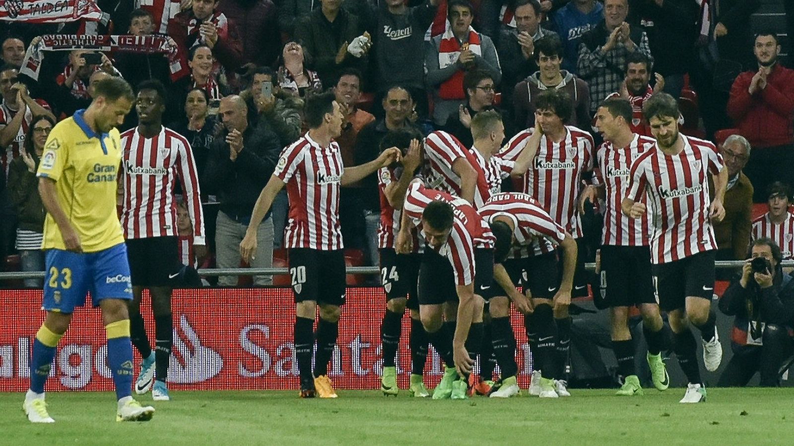 Los jugadores del Athletic de Bilbao celebran el segundo gol del equipo.