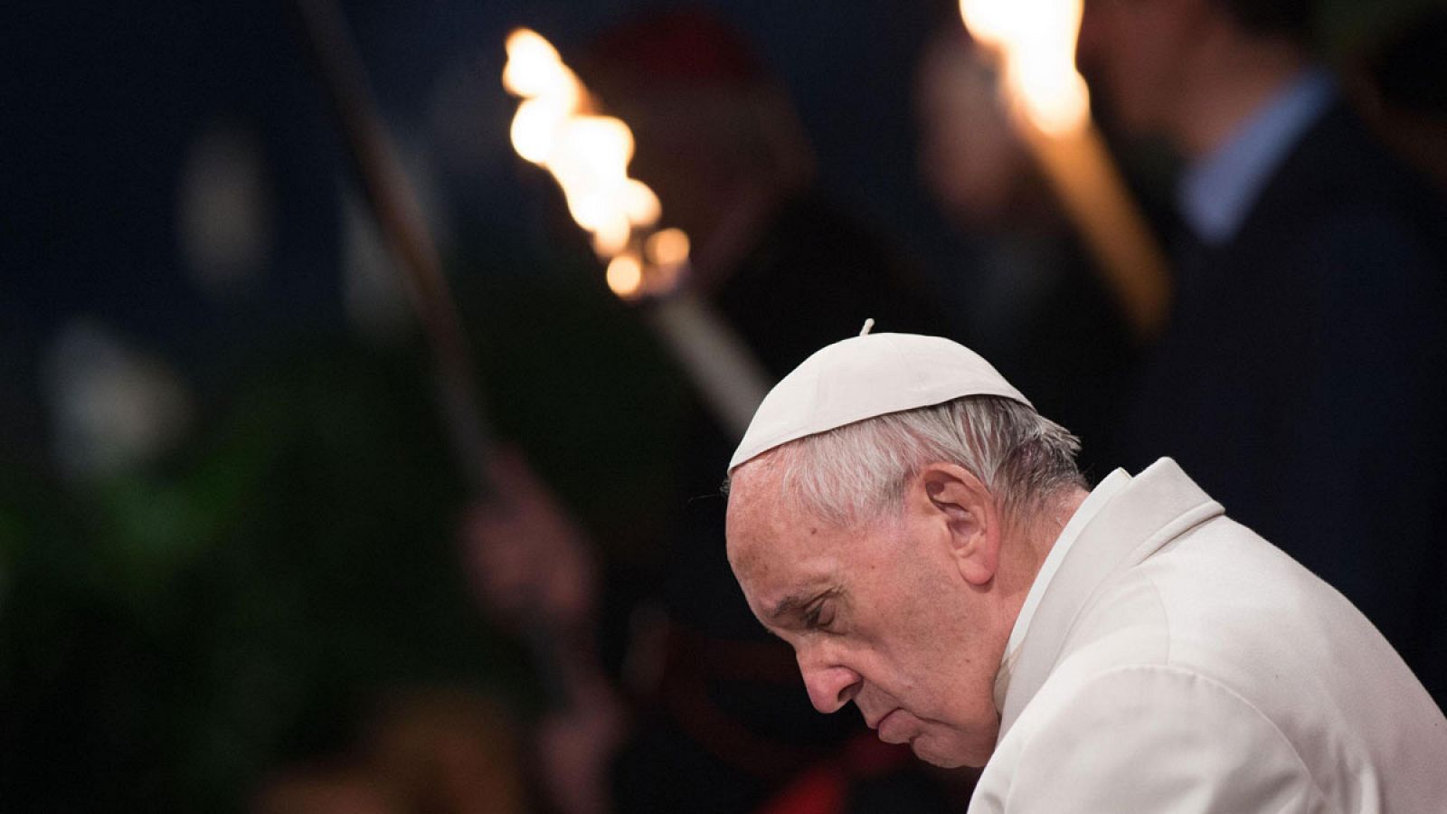 El papa Francisco durante la ceremonia del Via Crucis en el Coliseo romano el viernes 14 de abril del 2017.