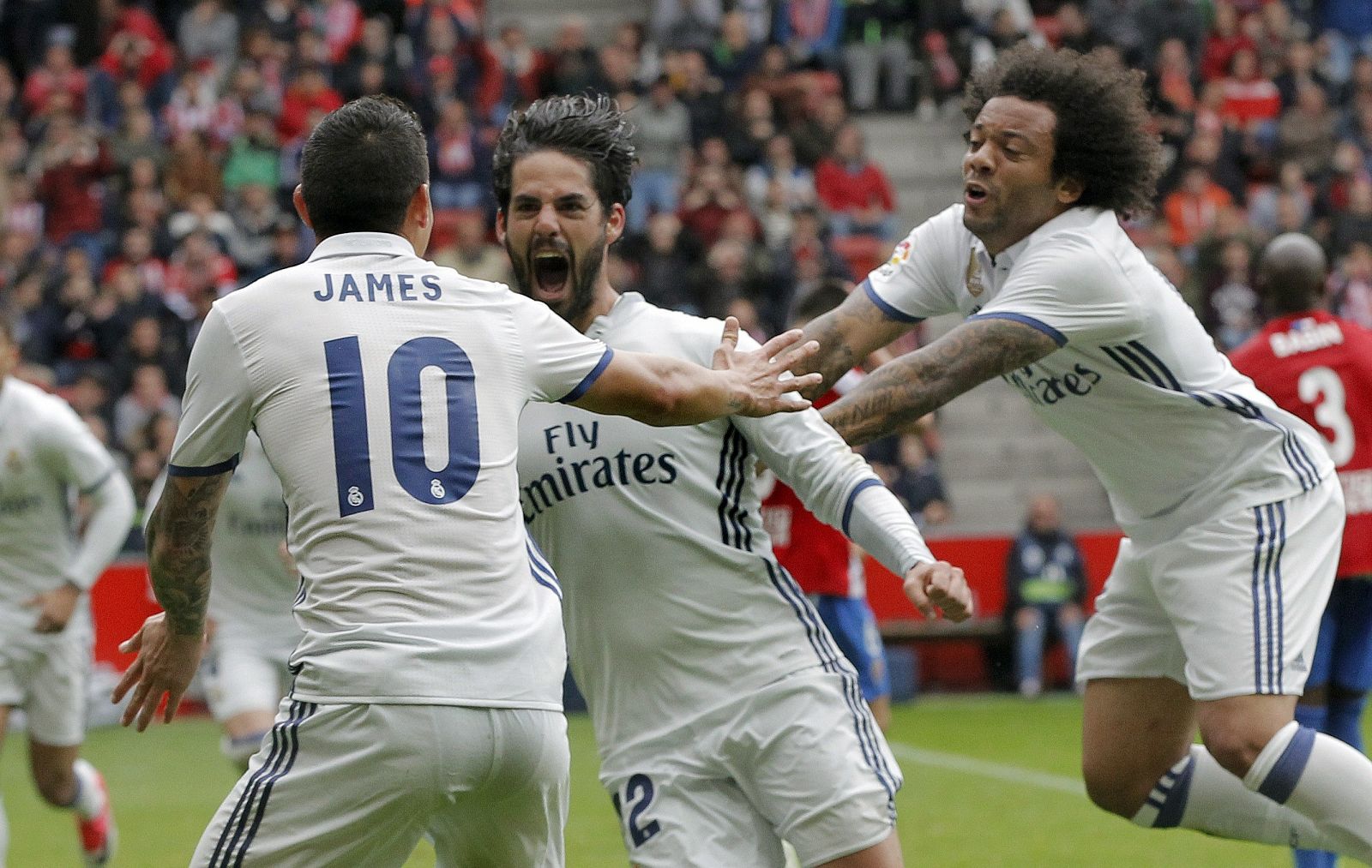 Isco es felicitado por Marcelo y Rodríguez tras conseguiir marcar el tercer gol.