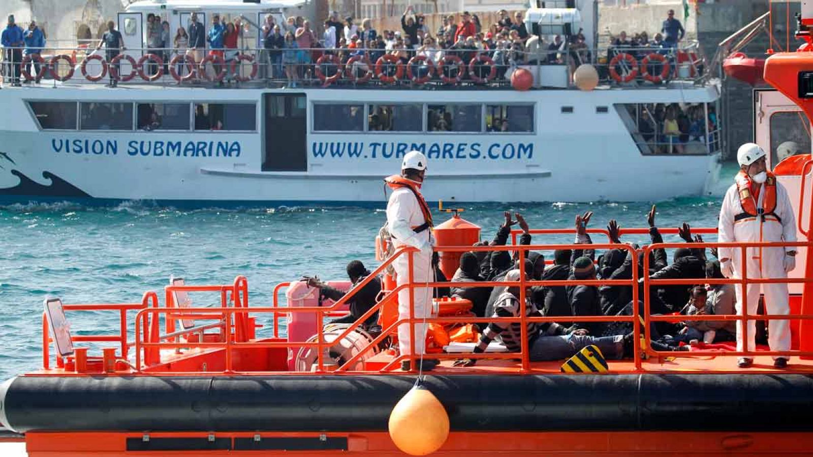 Un grupo de 41 inmigrantes llega al puerto de Cádiz