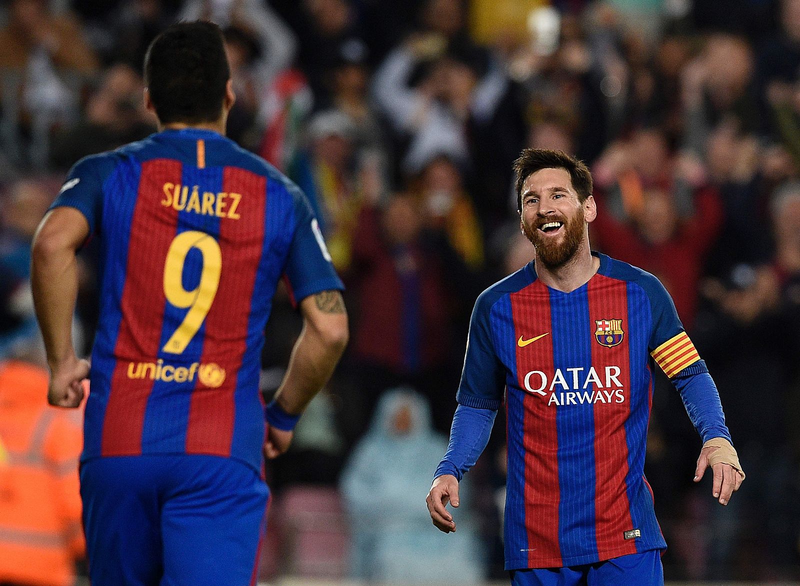 Messi celebra con Luis Suárez su segundo gol ante la Real.